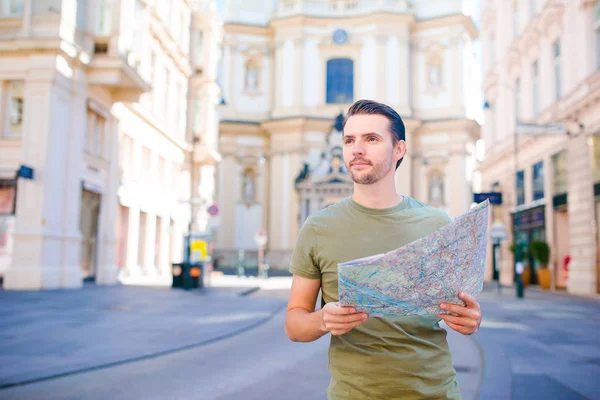 人游客与城市地图在欧洲街道。寻找与欧洲城市地图的白种男孩. — 图库照片