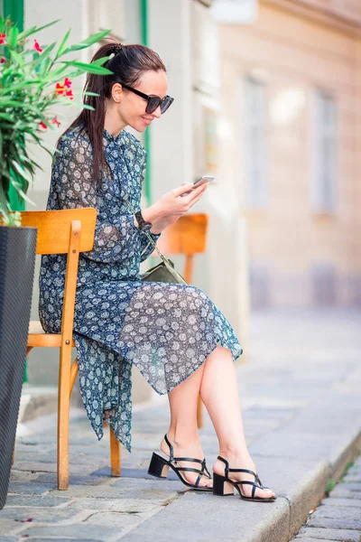 Vrouw praat door haar smartphone in de stad. Jonge aantrekkelijke toeristische buitenshuis in Italiaanse stad — Stockfoto