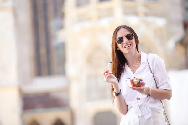 Chica turística disfrutando de vacaciones en Viena y mirando los hermosos caballos en el carruaje — Foto de Stock