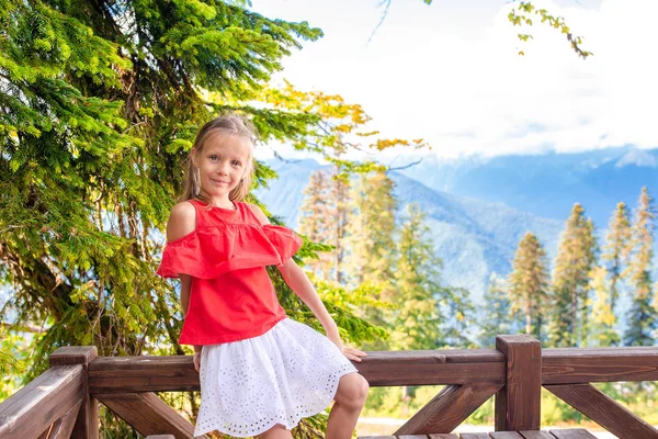 Linda menina feliz em montanhas no fundo do nevoeiro — Fotografia de Stock