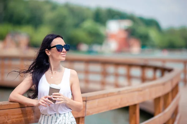 Gelukkig jong stedelijk vrouw drinken koffie in europese stad. — Stockfoto