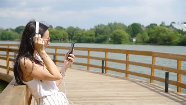 Feliz joven mujer urbana disfrutar de la música al aire libre — Vídeos de Stock