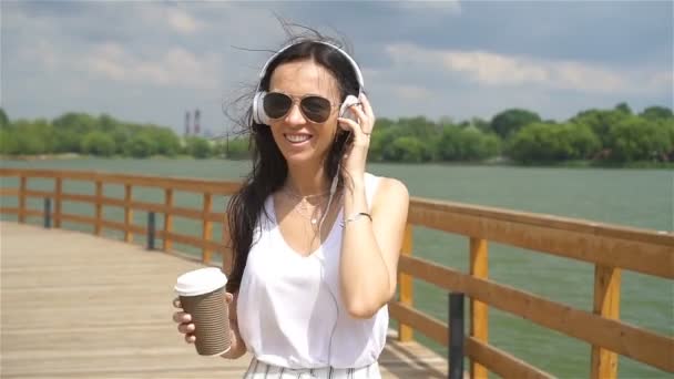 Joyeux jeune femme urbaine buvant du café dans la ville européenne . — Video