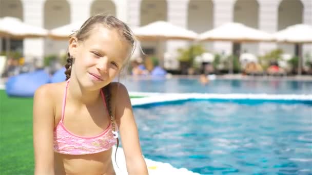 Belle petite fille s'amusant près d'une piscine extérieure — Video