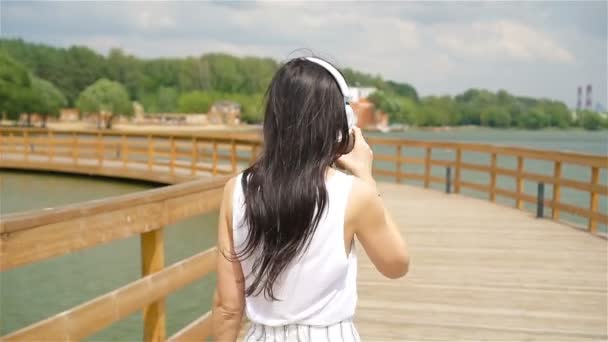 Glada unga urbana kvinnan njuta av musik utomhus — Stockvideo