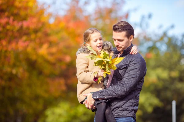Rodina otce a dítěte na krásný podzimní den v parku — Stock fotografie