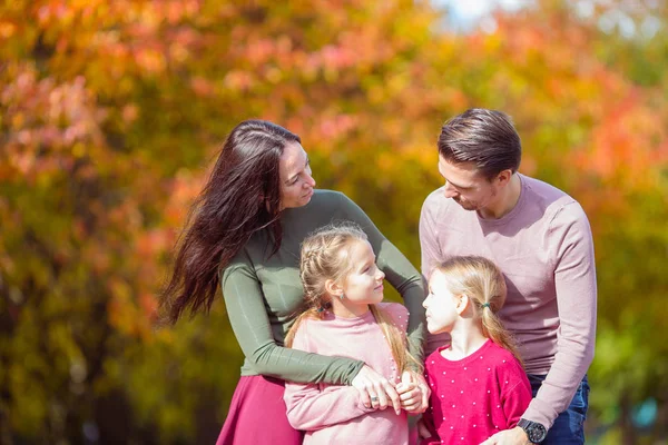 Portrait de famille heureuse de quatre en journée d'automne — Photo