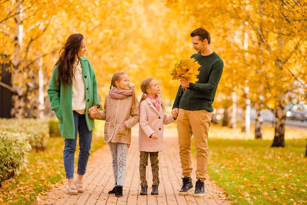 Retrato de familia feliz de cuatro en el día de otoño —  Fotos de Stock