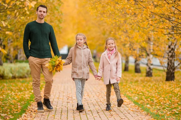 Familie van vader en kinderen op mooie herfstdag in het park — Stockfoto