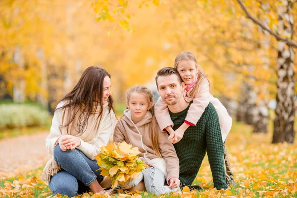 Retrato de família feliz de quatro no dia de outono — Fotografia de Stock