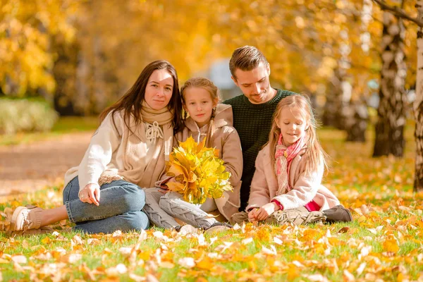 Retrato de família feliz de quatro no dia de outono — Fotografia de Stock