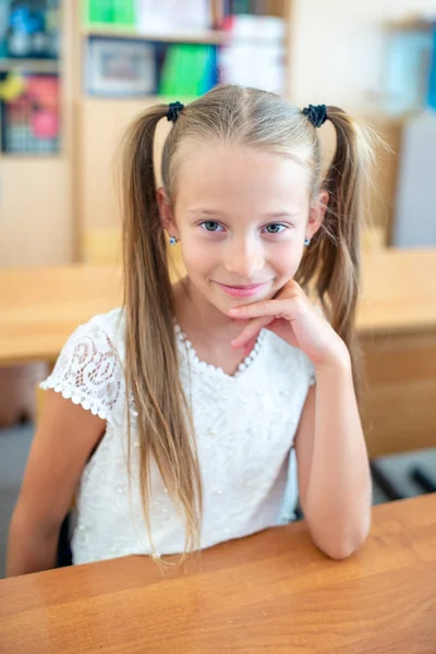 Schattig meisje school met notities en potloden buiten. — Stockfoto