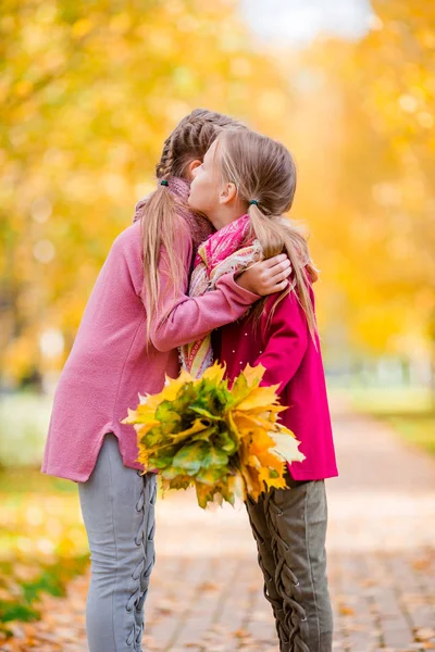 Schattige meisjes op warme dag in de herfst park buiten — Stockfoto