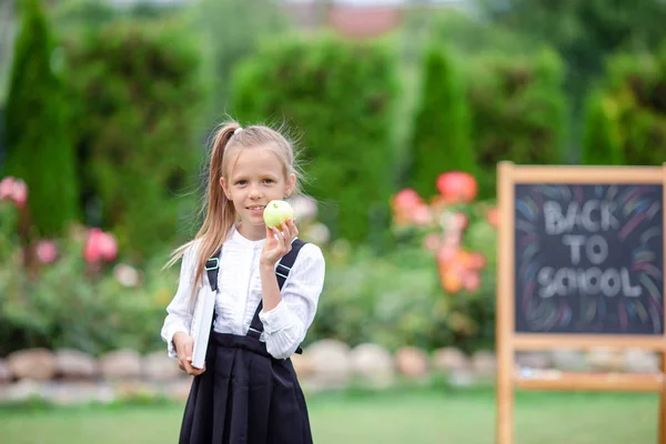 快乐的小女孩与黑板户外 — 图库照片