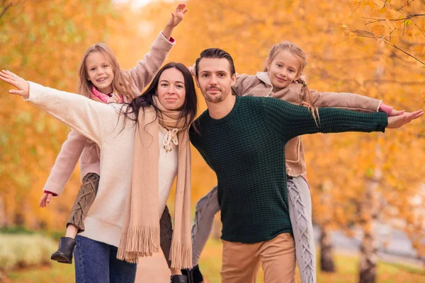 Porträtt av lycklig familj på fyra på höstdagen — Stockfoto