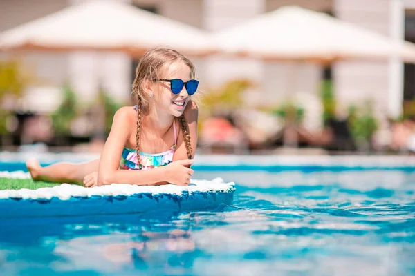 Mooi meisje, plezier in de buurt van een buitenzwembad — Stockfoto