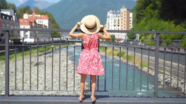 Kislány kalap, egy európai város hegyi folyó töltésén.