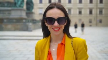 Şehirde yürüyen kadın. İtalyan şehri açık havada genç çekici turist