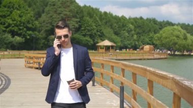 Avrupa 'da açık havada kahve içen mutlu genç bir şehirli.