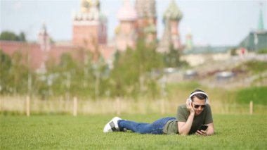 Mutlu genç şehirli adam, şehirde tatilin tadını çıkar.