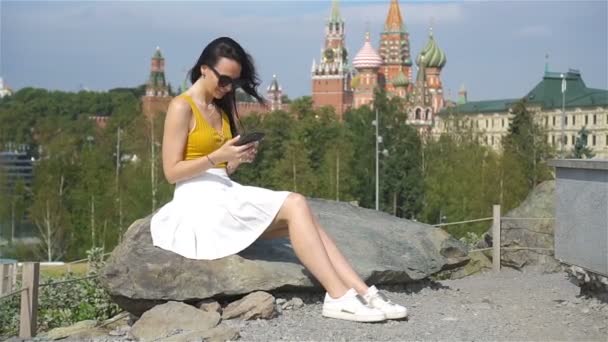Glad ung stadskvinna i europeisk stad. — Stockvideo