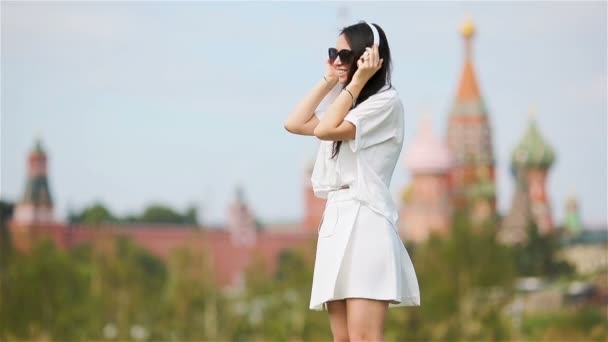 Feliz joven urbano mujer disfrutar de su descanso en la ciudad — Vídeos de Stock