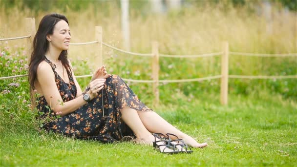 夏の日の野外公園で美しい女性 — ストック動画