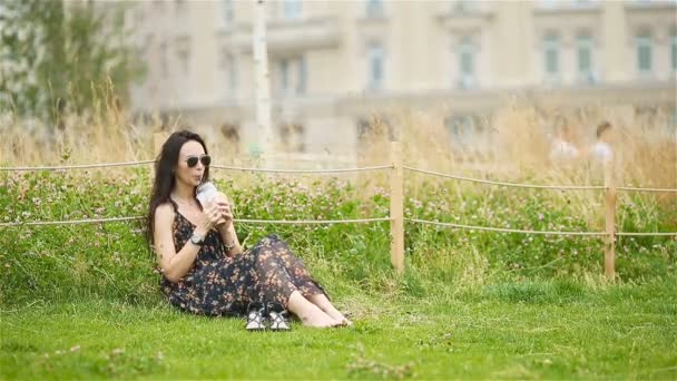 귀여운 여자 가 공원 밖에서 휴식을 취하는 모습 — 비디오