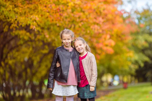 Petites filles adorables à la journée chaude dans le parc d'automne en plein air — Photo