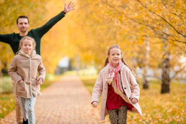 Familie mit Papa und Kindern an schönem Herbsttag im Park — Stockfoto