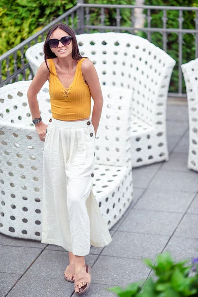 Portrait of young attractive tourist woman outdoors — Stock Photo, Image