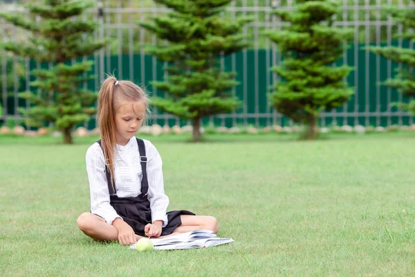 Feliz colegiala con una pizarra al aire libre —  Fotos de Stock