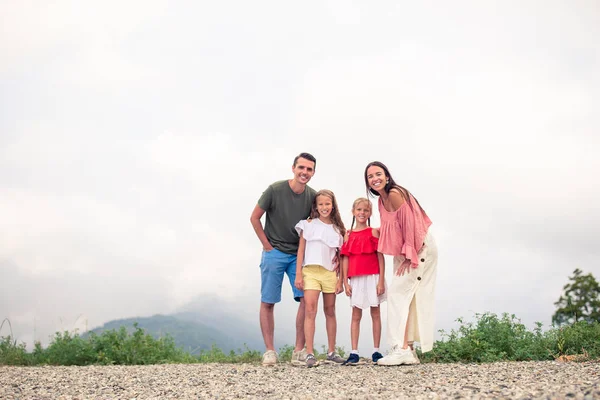 Sisin arkasındaki dağlarda güzel mutlu bir aile.