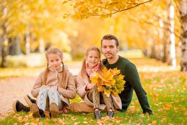 Familie mit Papa und Kindern an schönem Herbsttag im Park — Stockfoto