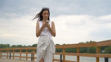Mutlu genç kentsel kadın zevk müzik açık havada