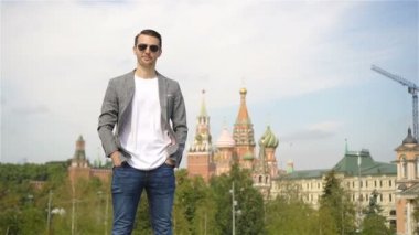 Avrupa 'nın mutlu genç şehirli adamı.