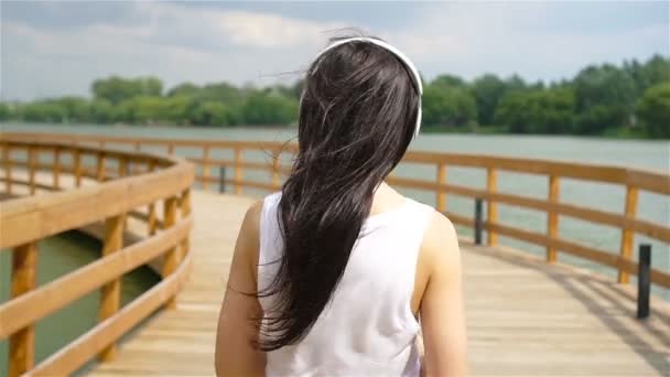 Happy young urban woman enjoy music outdoors — Stock Video