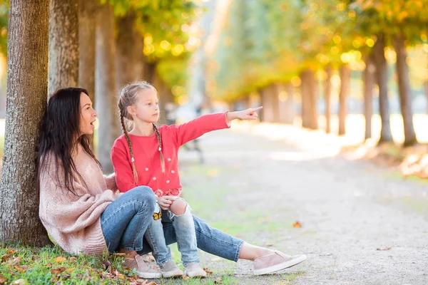 Familj med mor och liten unge utomhus i parken vid höstdag — Stockfoto