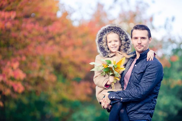 Familia de papá y niño en el hermoso día de otoño en el parque —  Fotos de Stock