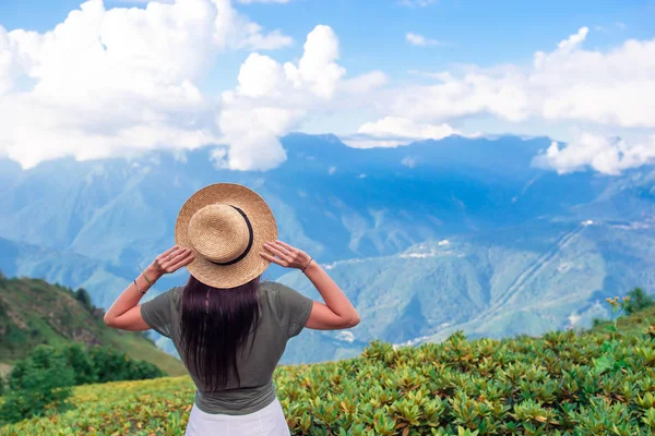 Mulher jovem feliz bonita em montanhas no fundo do nevoeiro — Fotografia de Stock