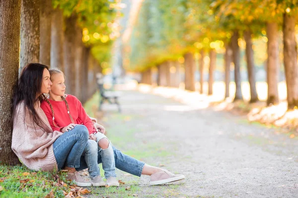 Famiglia di madre e bambino all'aperto nel parco durante la giornata autunnale — Foto Stock