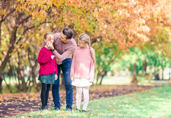 Familia de papá y niños en el hermoso día de otoño en el parque — Foto de Stock