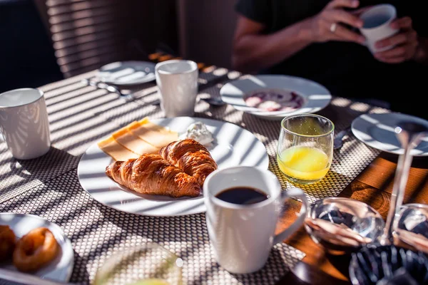 Petit déjeuner frais et délicieux dans un café en plein air à la ville européenne — Photo