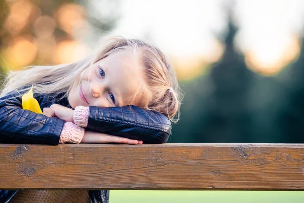 Retrato de adorável menina ao ar livre no belo dia de outono — Fotografia de Stock