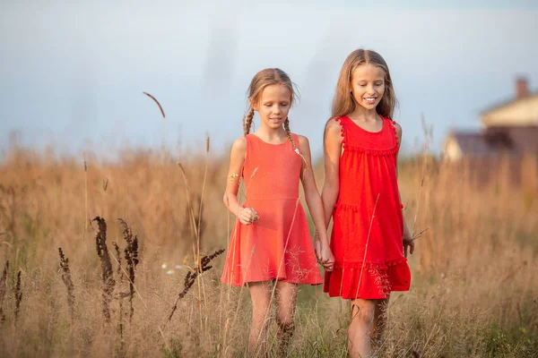 Hermosas niñas rubias, tiene feliz diversión carita sonriente alegre, vestido rojo —  Fotos de Stock