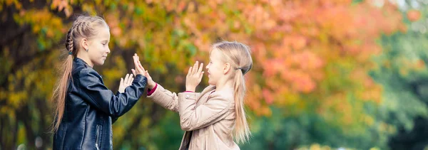 秋の公園屋外で暖かい日で愛らしい女の子 — ストック写真