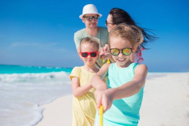 Ebeveynler ve çocuklar plaj tatil. Aile closeup