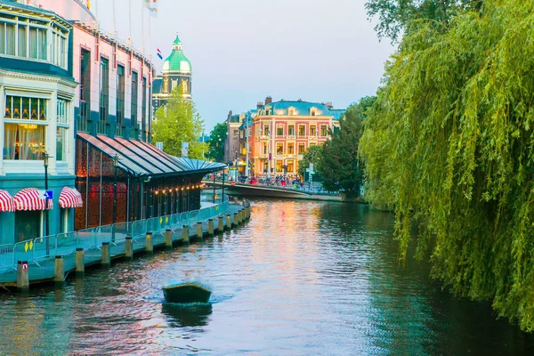 Schöner kanal am abend in der altstadt amsterdam, niederland, provinz nord-holland. — Stockfoto