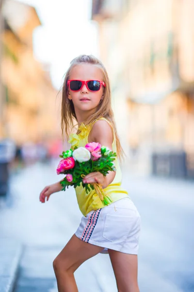 Rozkošná holčička venku na léto ve městě — Stock fotografie