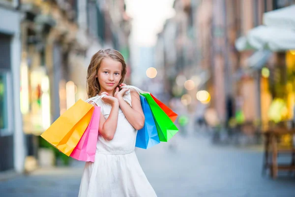 Portret Van Schattige Kleine Jongen Met Shopping Tassen — Stockfoto